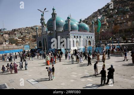 220322 -- KABUL, 22 marzo 2022 -- le persone si riuniscono al Santuario Sakhi durante la celebrazione dell'annuale festival Nawroz a Kabul, capitale dell'Afghanistan, 21 marzo 2022. Foto di /Xinhua AFGHANISTAN-KABUL-NAWROZ-CELEBRATION SaifurahmanxSafi PUBLICATIONxNOTxINxCHN Foto Stock