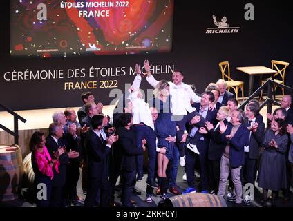 220323 -- COGNAC, 23 marzo 2022 -- chef francese Arnaud Donckele L, centro e chef francese Dimitri Droisneau R, centro festeggia dopo essere stato premiato con una terza stella Michelin durante l'edizione 2022 della cerimonia di premiazione della Guida Michelin a Cognac, Francia, 22 marzo 2022. La Guida Michelin ha lanciato la sua edizione 2022 martedì a Cognac, la prima volta nei suoi 122 anni la cerimonia ha avuto luogo fuori Parigi. Due ristoranti sono stati premiati con il massimo riconoscimento di tre stelle. FRANCIA-COGNAC-GUIDA MICHELIN-CERIMONIA DI PREMIAZIONE GAOXJING PUBLICATIONXNOTXINXCHN Foto Stock