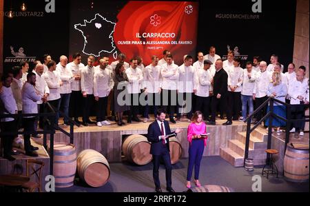 220323 -- COGNAC, 23 marzo 2022 -- gli chef festeggiano dopo essere stati premiati con una prima stella Michelin durante l'edizione 2022 della cerimonia di premiazione della Guida Michelin a Cognac, Francia, 22 marzo 2022. La Guida Michelin ha lanciato la sua edizione 2022 martedì a Cognac, la prima volta nei suoi 122 anni la cerimonia ha avuto luogo fuori Parigi. Due ristoranti sono stati premiati con il massimo riconoscimento di tre stelle. FRANCIA-COGNAC-GUIDA MICHELIN-CERIMONIA DI PREMIAZIONE GAOXJING PUBLICATIONXNOTXINXCHN Foto Stock