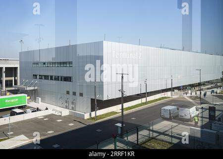 220323 -- SCHOENEFELD, 23 marzo 2022 -- la foto scattata il 23 marzo 2022 mostra l'esterno del Terminal 2 dell'aeroporto di Berlino-Brandeburgo a Schoenefeld, Germania. Il Terminal 2 dell'aeroporto di Berlino-Brandeburgo aprirà al pubblico il 24 marzo. Foto di /Xinhua GERMANIA-SCHOENEFELD-BERLINO-BRANDEBURGO AEROPORTO-TERMINAL 2 StefanxZeitz PUBLICATIONxNOTxINxCHN Foto Stock