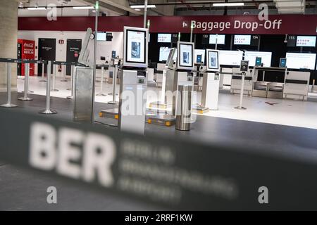220323 -- SCHOENEFELD, 23 marzo 2022 -- la foto scattata il 23 marzo 2022 mostra l'interno del Terminal 2 dell'aeroporto di Berlino-Brandeburgo a Schoenefeld, Germania. Il Terminal 2 dell'aeroporto di Berlino-Brandeburgo aprirà al pubblico il 24 marzo. Foto di /Xinhua GERMANIA-SCHOENEFELD-BERLINO-BRANDEBURGO AEROPORTO-TERMINAL 2 StefanxZeitz PUBLICATIONxNOTxINxCHN Foto Stock