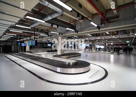 220323 -- SCHOENEFELD, 23 marzo 2022 -- la foto scattata il 23 marzo 2022 mostra l'interno del Terminal 2 dell'aeroporto di Berlino-Brandeburgo a Schoenefeld, Germania. Il Terminal 2 dell'aeroporto di Berlino-Brandeburgo aprirà al pubblico il 24 marzo. Foto di /Xinhua GERMANIA-SCHOENEFELD-BERLINO-BRANDEBURGO AEROPORTO-TERMINAL 2 StefanxZeitz PUBLICATIONxNOTxINxCHN Foto Stock