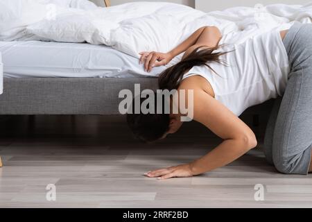 La donna ha perso qualcosa e cercando di trovare Foto Stock