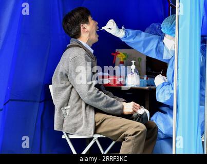 220326 -- HONG KONG, 26 marzo 2022 -- Un cittadino prende il test dell'acido nucleico COVID-19 a Hong Kong, Cina meridionale, 26 marzo 2022. Sabato, Hong Kong ha registrato un totale di 8.841 nuove infezioni da COVID-19, di cui 3.884 con test degli acidi nucleici e 4.957 casi aggiuntivi attraverso test antigenici rapidi auto-riportati, dati ufficiali mostrati. Il carico di cassa giornaliero è sceso al di sotto della soglia di 10.000 per la prima volta dalla fine di febbraio. CINA-HONG KONG-COVID-19-CASI CN LOXPINGXFAI PUBLICATIONXNOTXINXCHN Foto Stock