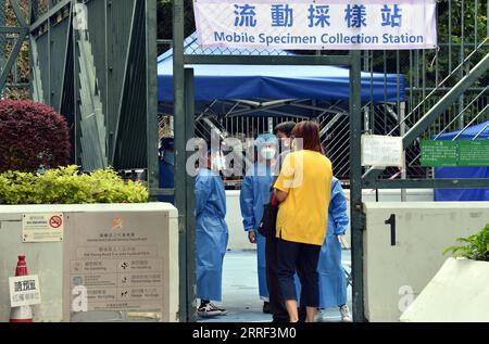 220326 -- HONG KONG, 26 marzo 2022 -- i cittadini che indossano maschere facciali aspettano di fare i test sugli acidi nucleici COVID-19 a Hong Kong, Cina meridionale, 26 marzo 2022. Sabato, Hong Kong ha registrato un totale di 8.841 nuove infezioni da COVID-19, di cui 3.884 con test degli acidi nucleici e 4.957 casi aggiuntivi attraverso test antigenici rapidi auto-riportati, dati ufficiali mostrati. Il carico di cassa giornaliero è sceso al di sotto della soglia di 10.000 per la prima volta dalla fine di febbraio. CINA-HONG KONG-COVID-19-CASI CN LOXPINGXFAI PUBLICATIONXNOTXINXCHN Foto Stock