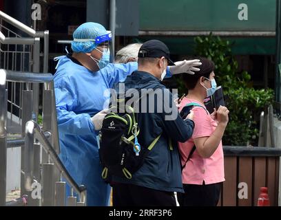 220326 -- HONG KONG, 26 marzo 2022 -- i cittadini che indossano maschere facciali aspettano di fare i test sugli acidi nucleici COVID-19 a Hong Kong, Cina meridionale, 26 marzo 2022. Sabato, Hong Kong ha registrato un totale di 8.841 nuove infezioni da COVID-19, di cui 3.884 con test degli acidi nucleici e 4.957 casi aggiuntivi attraverso test antigenici rapidi auto-riportati, dati ufficiali mostrati. Il carico di cassa giornaliero è sceso al di sotto della soglia di 10.000 per la prima volta dalla fine di febbraio. CINA-HONG KONG-COVID-19-CASI CN LOXPINGXFAI PUBLICATIONXNOTXINXCHN Foto Stock