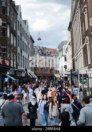 La vivace strada pedonale di Strøget nel centro di Copenaghen, Danimarca. Foto Stock