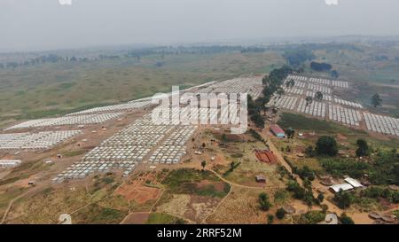 220329 -- BUNIA, 29 marzo 2022 -- foto aerea scattata il 4 febbraio 2022 mostra un campo per sfollati interni IDP a Ituri, una provincia nordorientale della Repubblica Democratica del Congo. Centinaia di migliaia di persone, tutti sopravvissuti a spargimenti di sangue e attacchi di milizie, stanno combattendo trauma e intrecciando la vita nei campi per IDP a Ituri, una provincia nordorientale della Repubblica Democratica del Congo, dopo decenni di conflitti. PER ANDARE CON la caratteristica: Sopravvissuti alla violenza che combattono trauma nei campi IDP in RDC S Ituri foto di /Xinhua DR CONGO-ITURI-IDP CAMPO AlainxUaykani PUBLICATIONxN Foto Stock