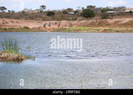 220330 -- KILIFI, 30 marzo 2022 -- gli abitanti del villaggio prelevano acqua nella sub-posizione di Kidemu nella contea di Kilifi, Kenya, 23 marzo 2022. Sparse su una fattoria di cinque acri nel villaggio di Bandari, sotto-posizione di Kidemu nella contea costiera di Kilifi in Kenya, furono coltivate mais appassito. Adam Ndamunga, un funzionario del Kenya National siccità Management Authority NDMA a Kilifi, ha detto che la situazione di siccità nella regione è iniziata nell'agosto 2021 e che è progredita a causa di piogge inadeguate. L'agenzia di soccorso delle Nazioni Unite ha affermato che il Corno d'Africa sta vivendo una delle peggiori siccità della storia recente, con più di 13 mulini Foto Stock