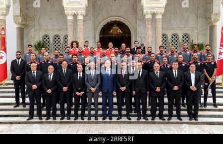 220331 -- TUNISI, 31 marzo 2022 -- Presidente Kais Saied C, posa in prima linea per una foto con la nazionale tunisina di calcio maschile a Tunisi, Tunisia, 30 marzo 2022. La nazionale di calcio maschile tunisina ha pareggiato con il Mali nel turno finale delle qualificazioni in Africa per la Coppa del mondo Qatar 2022 a Tunisi il 29 marzo e si è qualificata per la Coppa del mondo in Qatar. Presidenza tunisina/comunicato via Xinhua SPTUNISIA-TUNISI-PRESIDENTE-RIUNIONE DELLA SQUADRA DI CALCIO HuangxLing PUBLICATIONxNOTxINxCHN Foto Stock