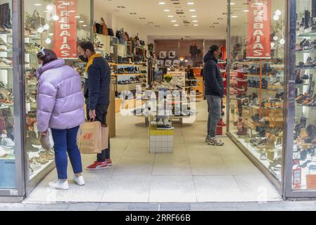 220401 -- MADRID, 1 aprile 2022 -- la gente vede le materie prime in un negozio a Madrid, Spagna, 31 marzo 2022. Il tasso di inflazione in Spagna è salito al 9,8% a marzo, il livello più alto in 37 anni, secondo i dati preliminari pubblicati mercoledì dall'Ufficio statistico spagnolo INE. Foto di /Xinhua SPAIN-INFLATION-RECORD HIGH GustavoxValiente PUBLICATIONxNOTxINxCHN Foto Stock