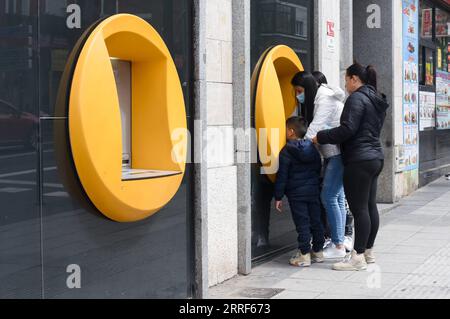 220401 -- MADRID, 1 aprile 2022 -- la gente preleva denaro in un bancomat a Madrid, Spagna, 31 marzo 2022. Il tasso di inflazione in Spagna è salito al 9,8% a marzo, il livello più alto in 37 anni, secondo i dati preliminari pubblicati mercoledì dall'Ufficio statistico spagnolo INE. Foto di /Xinhua SPAIN-INFLATION-RECORD HIGH GustavoxValiente PUBLICATIONxNOTxINxCHN Foto Stock