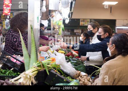 220401 -- MADRID, 1 aprile 2022 -- la gente compra verdure in un negozio a Madrid, Spagna, 31 marzo 2022. Il tasso di inflazione in Spagna è salito al 9,8% a marzo, il livello più alto in 37 anni, secondo i dati preliminari pubblicati mercoledì dall'Ufficio statistico spagnolo INE. Foto di /Xinhua SPAIN-INFLATION-RECORD HIGH GustavoxValiente PUBLICATIONxNOTxINxCHN Foto Stock