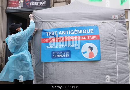 220401 -- PARIGI, 1 aprile 2022 -- Un membro dello staff medico regola un segno nel vento in una tenda di screening rapido COVID-19 a Parigi, Francia, 1 aprile 2022. Mercoledì il Ministero dell'interno francese ha annunciato un protocollo sanitario per i seggi elettorali durante le prossime elezioni presidenziali del 10 e 24 aprile. Secondo il ministero, non sarà richiesto il passaggio del vaccino o un risultato negativo del test COVID-19 per coloro che entrano nei seggi elettorali. La Francia ha riferito martedì 217.480 casi di COVID-19, il numero giornaliero più alto da quando il paese ha revocato la maggior parte delle restrizioni COVID-19 il 14 marzo. Su Wedne Foto Stock