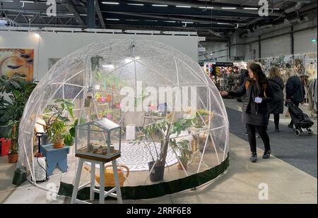 220401 -- STOCCOLMA, 1 aprile 2022 -- le persone visitano i Nordic Gardens, la fiera più importante in Scandinavia, a Stoccolma, Svezia, 1 aprile 2022. I Nordic Gardens sono iniziati il 31 marzo e dureranno fino al 3 aprile. SVEZIA-STOCCOLMA-NORDIC GARDENS HexMiao PUBLICATIONxNOTxINxCHN Foto Stock