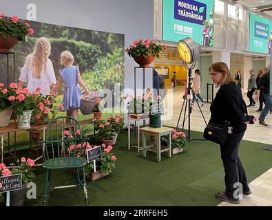 220401 -- STOCCOLMA, 1 aprile 2022 -- le persone visitano i Nordic Gardens, la fiera più importante in Scandinavia, a Stoccolma, Svezia, 1 aprile 2022. I Nordic Gardens sono iniziati il 31 marzo e dureranno fino al 3 aprile. SVEZIA-STOCCOLMA-NORDIC GARDENS HexMiao PUBLICATIONxNOTxINxCHN Foto Stock