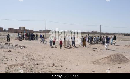 220402 -- HERAT, 2 aprile 2022 -- la gente si trova sul sito di un'esplosione di autobomba a Herat, Afghanistan, 1 aprile 2022. Almeno due persone sono state uccise e altre otto ferite in un'esplosione di autobomba nella provincia occidentale afghana di Herat venerdì, confermato un funzionario provinciale della sanità pubblica. Foto di /Xinhua AFGHANISTAN-HERAT-AUTO BOMBA ESPLOSIONE Mashal PUBLICATIONxNOTxINxCHN Foto Stock