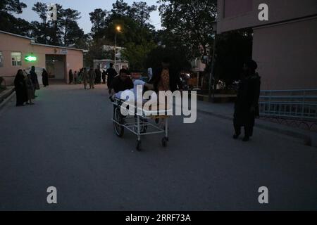 220402 -- HERAT, 2 aprile 2022 -- le persone trasportano un uomo ferito in ospedale dopo un attentato dinamitardo a Herat, Afghanistan, 1 aprile 2022. Almeno due persone sono state uccise e altre otto ferite in un'esplosione di autobomba nella provincia occidentale afghana di Herat venerdì, confermato un funzionario provinciale della sanità pubblica. Foto di / Xinhua AFGHANISTAN-HERAT-CAR BOMB Mashal PUBLICATIONxNOTxINxCHN Foto Stock