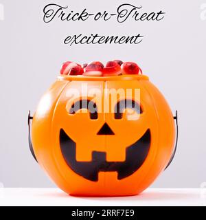 Composito di testo trick or Treat Expectation e zucca di halloween su sfondo bianco Foto Stock