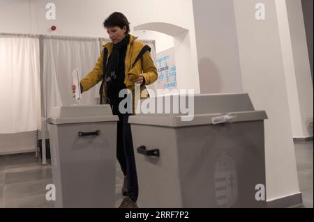 220403 -- BUDAPEST, 3 aprile 2022 -- Una donna pronuncia il suo voto in un collegio elettorale a Budapest, in Ungheria, 3 aprile 2022. Gli elettori si recano ai sondaggi in Ungheria domenica per eleggere un parlamento di 199 seggi, che potrebbe dare all'attuale primo ministro Viktor Orban un quarto mandato consecutivo. Circa 7,8 milioni di elettori esprimeranno i loro voti in più di 10.000 seggi elettorali dalle 06:00 0400 GMT ora locale fino alle 19:00 1700 GMT. I risultati preliminari dovrebbero uscire in serata. Foto di /Xinhua HUNGARY-BUDAPEST-ELEZIONI PARLAMENTARI-START AttilaxVolgyi PUBLICATIONxNOTxINxCHN Foto Stock