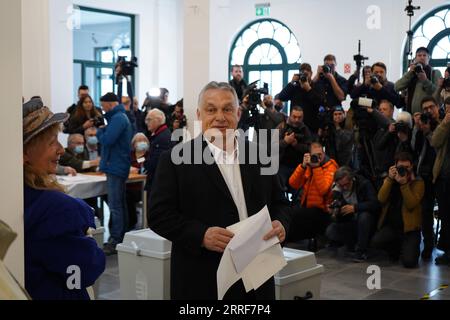 220403 -- BUDAPEST, 3 aprile 2022 -- il primo ministro ungherese Viktor Orban pronuncia il suo voto in un collegio elettorale a Budapest, in Ungheria, 3 aprile 2022. Gli elettori si recano ai sondaggi in Ungheria domenica per eleggere un parlamento di 199 seggi, che potrebbe dare all'attuale primo ministro Viktor Orban un quarto mandato consecutivo. Circa 7,8 milioni di elettori esprimeranno i loro voti in più di 10.000 seggi elettorali dalle 06:00 0400 GMT ora locale fino alle 19:00 1700 GMT. I risultati preliminari dovrebbero uscire in serata. UNGHERIA-BUDAPEST-ELEZIONI PARLAMENTARI-INIZIO ChenxHao PUBLICATIONxNOTxINxCHN Foto Stock