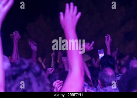 Concerto di Rodrigo Cuevas, la Romería, festival la Luna en Vers, Sant Joan, Maiorca, Isole Baleari, Spagna. Foto Stock