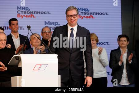 220403 -- BELGRADO, 3 aprile 2022 -- il presidente serbo Aleksandar Vucic Front partecipa a una conferenza stampa presso la sede centrale del Partito Progressista serbo a Belgrado, Serbia, il 3 aprile 2022. Vucic ha dichiarato la sua convincente vittoria domenica nel primo turno delle elezioni presidenziali, assicurandosi un altro mandato di cinque anni. Foto di /Xinhua SERBIA-BELGRADO-ELEZIONI-VUCIC-VITTORIA-DICHIARAZIONE PredragxMilosavljevic PUBLICATIONxNOTxINxCHN Foto Stock