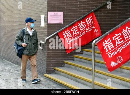 220404 -- HONG KONG, 4 aprile 2022 -- Un cittadino è raffigurato all'ingresso di una clinica designata a Kennedy Town, nel sud della Cina a Hong Kong, 4 aprile 2022. Hong Kong ha registrato 1.589 nuovi casi di COVID-19 tramite test sugli acidi nucleici e 1.549 casi positivi aggiuntivi attraverso test antigenici rapidi auto-riportati lunedì, sono stati mostrati dati ufficiali. CINA-HONG KONG-COVID-19-CASI CN LOXPINGXFAI PUBLICATIONXNOTXINXCHN Foto Stock