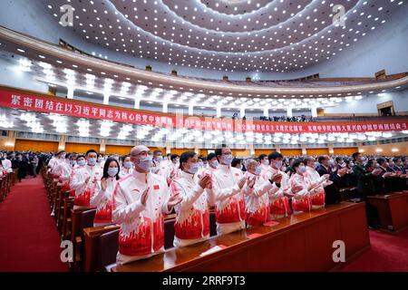 220408 -- PECHINO, 8 aprile 2022 -- Un raduno per onorare coloro che hanno dato contributi eccezionali ai Giochi Olimpici invernali di Pechino 2022 e ai Giochi Paralimpici invernali di Pechino 2022 si tiene presso la grande sala del popolo di Pechino, capitale della Cina, l'8 aprile 2022. CHINA-BEIJING-OLYMPIC-PARALIMPIC WINTER GAMES-MEETING CN SHENXHONG PUBLICATIONXNOTXINXCHN Foto Stock