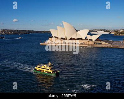 Sydney Australia / Un traghetto per pendolari di Sydney passa per la Sydney Opera House. Lo Scarborough, un traghetto per pendolari, si dirige a Circular Quay a Sydney, Australia Foto Stock