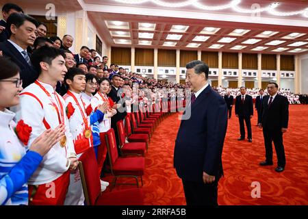 220408 -- PECHINO, 8 aprile 2022 -- Xi Jinping e altri leader cinesi si incontrano con i rappresentanti di gruppi e individui che hanno dato contributi eccezionali alle Olimpiadi invernali e alle Paralimpiadi di Pechino 2022, nonché tutti i membri della delegazione sportiva cinese, prima di un incontro per onorare coloro che hanno dato contributi eccezionali ai Giochi presso la grande sala del popolo di Pechino, capitale della Cina, l'8 aprile 2022. CINA-PECHINO OLIMPIADI INVERNALI-PARALIMPIADI-MODELLI DI RUOLO-RADUNO CN LIXXUEREN PUBLICATIONXNOTXINXCHN Foto Stock