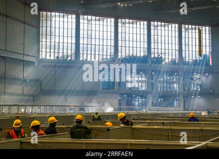 220409 -- SHANGHAI, 9 aprile 2022 -- i membri dello staff lavorano per convertire il National Exhibition and Convention Center Shanghai in un ospedale improvvisato per i pazienti COVID-19 nella Shanghai orientale della Cina, 7 aprile 2022. Xinhua titoli: Il più grande ospedale improvvisato di Shanghai per COVID-19 messo in uso DingxTing PUBLICATIONxNOTxINxCHN Foto Stock