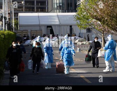 220409 -- SHANGHAI, 9 aprile 2022 -- i pazienti che si sono ripresi dal COVID-19 lasciano un ospedale improvvisato convertito dal Centro Internazionale di approvvigionamento di Shanghai, Cina orientale, 9 aprile 2022. Il primo gruppo di 16 pazienti guariti da COVID-19 ha lasciato l'ospedale improvvisato sabato. CHINA-SHANGHAI-PATIENTS-COVID-19-RECOVERY CN JINXLIWANG PUBLICATIONXNOTXINXCHN Foto Stock