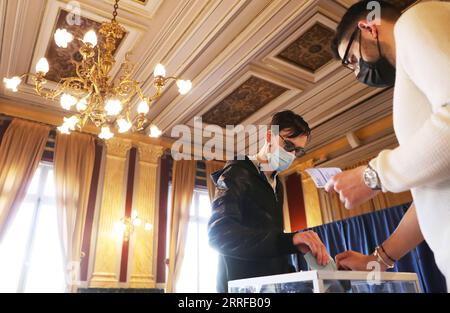 220410 -- PARIGI, 10 aprile 2022 -- Un cittadino pronuncia il suo voto in un collegio elettorale a Clichy vicino Parigi, in Francia, 10 aprile 2022. Il primo turno delle elezioni presidenziali francesi del 2022 si è tenuto domenica. FRANCIA-PARIGI-ELEZIONI PRESIDENZIALI-PRIMO TURNO DI VOTAZIONI GAOXJING PUBLICATIONXNOTXINXCHN Foto Stock