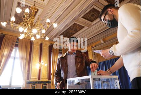 220410 -- CLICHY, 10 aprile 2022 -- Un cittadino pronuncia il suo voto in un collegio elettorale a Clichy vicino a Parigi, in Francia, 10 aprile 2022. Il voto per le elezioni presidenziali francesi del 2022 è iniziato alle 8:00 ora locale 0600 GMT di domenica nella Francia metropolitana. FRANCIA-CLICHY-ELEZIONI PRESIDENZIALI-VOTO GaoxJing PUBLICATIONxNOTxINxCHN Foto Stock