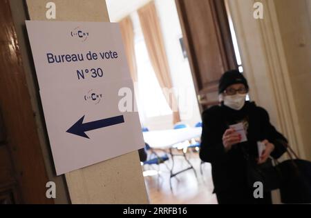 220410 -- CLICHY, 10 aprile 2022 -- Un cittadino arriva a votare in un collegio elettorale a Clichy vicino Parigi, in Francia, 10 aprile 2022. Il voto per le elezioni presidenziali francesi del 2022 è iniziato alle 8:00 ora locale 0600 GMT di domenica nella Francia metropolitana. FRANCIA-CLICHY-ELEZIONI PRESIDENZIALI-VOTO GaoxJing PUBLICATIONxNOTxINxCHN Foto Stock