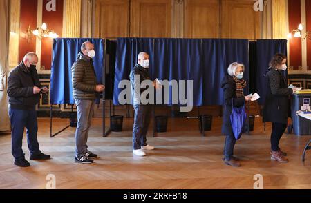 220410 -- CLICHY, 10 aprile 2022 -- i cittadini aspettano di votare in una sede elettorale a Clichy vicino Parigi, in Francia, 10 aprile 2022. Il voto per le elezioni presidenziali francesi del 2022 è iniziato alle 8:00 ora locale 0600 GMT di domenica nella Francia metropolitana. FRANCIA-CLICHY-ELEZIONI PRESIDENZIALI-VOTO GaoxJing PUBLICATIONxNOTxINxCHN Foto Stock