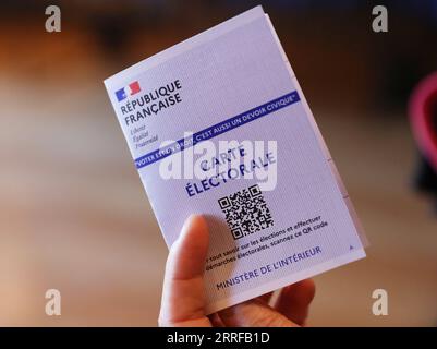 220410 -- CLICHY, 10 aprile 2022 -- una carta d'identità elettorale è raffigurata in un seggio elettorale a Clichy vicino Parigi, in Francia, 10 aprile 2022. Il voto per le elezioni presidenziali francesi del 2022 è iniziato alle 8:00 ora locale 0600 GMT di domenica nella Francia metropolitana. FRANCIA-CLICHY-ELEZIONI PRESIDENZIALI-VOTO GaoxJing PUBLICATIONxNOTxINxCHN Foto Stock