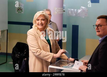220410 -- HENIN-BEAUMONT, 10 aprile 2022 -- Marine le Pen, la candidata del partito di estrema destra National Rally, esprime il suo voto in una sede elettorale a Henin-Beaumont, Francia, 10 aprile 2022. Il voto per le elezioni presidenziali francesi del 2022 è iniziato alle 8:00 ora locale 0600 GMT di domenica nella Francia metropolitana. Foto di /Xinhua FRANCIA-ELEZIONI PRESIDENZIALI-PRIMO TURNO-VOTO-MARINE LE PEN RitxHeize PUBLICATIONxNOTxINxCHN Foto Stock