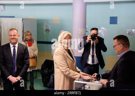 220410 -- HENIN-BEAUMONT, 10 aprile 2022 -- Marine le Pen, la candidata del partito di estrema destra National Rally, lancia il suo voto in una sede elettorale a Henin-Beaumont, Francia, 10 aprile 2022. Il voto per le elezioni presidenziali francesi del 2022 è iniziato alle 8:00 ora locale 0600 GMT di domenica nella Francia metropolitana. Foto di /Xinhua FRANCIA-ELEZIONI PRESIDENZIALI-PRIMO TURNO DI VOTAZIONI RitxHeize PUBLICATIONxNOTxINxCHN Foto Stock