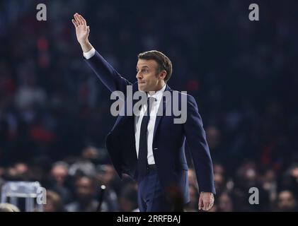 220410 -- NANTERRE, 10 aprile 2022 -- la foto del file scattata il 2 aprile 2022 mostra il presidente francese Emmanuel Macron che saluta i suoi sostenitori durante la sua campagna elettorale a Nanterre, alla periferia di Parigi, in Francia. il presidente in carica francese Emmanuel Macron e il candidato di estrema destra Marine le Pen sono i primi due leader del primo turno delle elezioni presidenziali francesi del 2022 con rispettivamente il 28,5% e il 24,2% dei voti, secondo il sondaggio preliminare di uscita effettuato da Elabe e pubblicato dalla televisione francese BFMTV. I due candidati competeranno nella corsa presidenziale Foto Stock