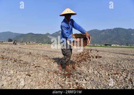 220413 -- FUZHOU, 13 aprile 2022 -- Un agricoltore concima Un campo in una base di piantagione di ortaggi e fiori nella contea di Minhou, nella provincia del Fujian della Cina sudorientale, 12 aprile 2022. CHINA-FUJIAN-FUZHOU-SPRING PLANTING CN JIANGXKEHONG PUBLICATIONXNOTXINXCHN Foto Stock