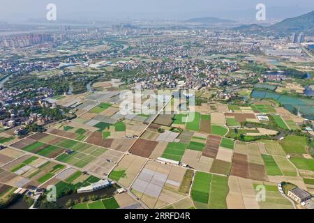 220413 -- FUZHOU, 13 aprile 2022 -- foto aerea scattata il 12 aprile 2022 mostra una base di piantagione di ortaggi e fiori nella municipalità di Nantong nella contea di Minhou, nella provincia del Fujian della Cina sudorientale. CHINA-FUJIAN-FUZHOU-SPRING PLANTING CN JIANGXKEHONG PUBLICATIONXNOTXINXCHN Foto Stock