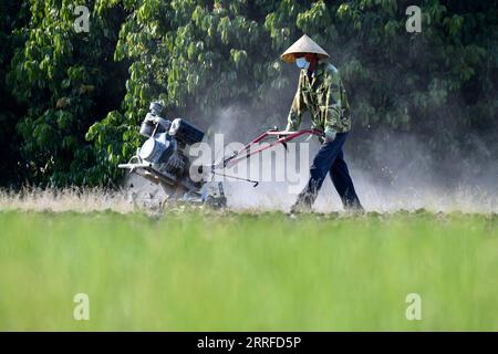 220413 -- FUZHOU, 13 aprile 2022 -- Un agricoltore lavora in una base di piantagione di ortaggi e fiori nella contea di Minhou, nella provincia del Fujian della Cina sud-orientale, 12 aprile 2022. CHINA-FUJIAN-FUZHOU-SPRING PLANTING CN JIANGXKEHONG PUBLICATIONXNOTXINXCHN Foto Stock