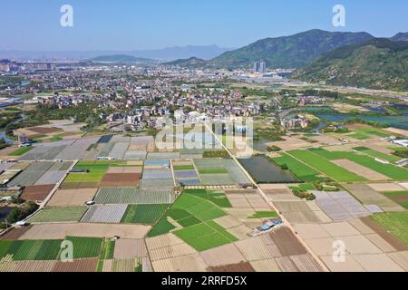 220413 -- FUZHOU, 13 aprile 2022 -- foto aerea scattata l'8 aprile 2022 mostra una base di piantagione di ortaggi e fiori nella municipalità di Nantong nella contea di Minhou, nella provincia del Fujian della Cina sudorientale. CHINA-FUJIAN-FUZHOU-SPRING PLANTING CN JIANGXKEHONG PUBLICATIONXNOTXINXCHN Foto Stock