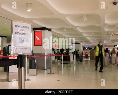 220413 -- SYDNEY, 13 aprile 2022 -- i passeggeri effettuano il check-in per il volo per la nuova Zelanda all'aeroporto di Sydney, Australia, il 13 aprile 2022. La nuova Zelanda ha aperto il suo confine ai viaggiatori australiani senza quarantena. Foto di /Xinhua AUSTRALIA-NUOVA ZELANDA-BORDER-OPENING HuxJingchen PUBLICATIONxNOTxINxCHN Foto Stock