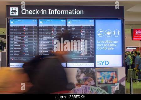 220413 -- SYDNEY, 13 aprile 2022 -- i passeggeri effettuano il check-in per il volo per la nuova Zelanda all'aeroporto di Sydney, Australia, il 13 aprile 2022. La nuova Zelanda ha aperto il suo confine ai viaggiatori australiani senza quarantena. Foto di /Xinhua AUSTRALIA-NUOVA ZELANDA-BORDER-OPENING HuxJingchen PUBLICATIONxNOTxINxCHN Foto Stock