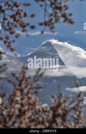 220414 -- LHASA, 14 aprile 2022 -- foto scattata il 13 aprile 2022 mostra il Monte Namjagbarwa a Nyingchi, regione autonoma del Tibet nel sud-ovest della Cina. CHINA-TIBET-MOUNT NAMJAGBARWA CN JigmexDorje PUBLICATIONxNOTxINxCHN Foto Stock