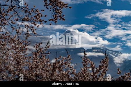 220414 -- LHASA, 14 aprile 2022 -- foto scattata il 13 aprile 2022 mostra il Monte Namjagbarwa a Nyingchi, regione autonoma del Tibet nel sud-ovest della Cina. CHINA-TIBET-MOUNT NAMJAGBARWA CN JigmexDorje PUBLICATIONxNOTxINxCHN Foto Stock