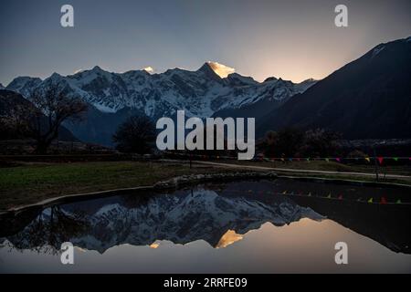 220414 -- LHASA, 14 aprile 2022 -- foto scattata il 13 aprile 2022 mostra il Monte Namjagbarwa a Nyingchi, regione autonoma del Tibet nel sud-ovest della Cina. CHINA-TIBET-MOUNT NAMJAGBARWA CN SunxFei PUBLICATIONxNOTxINxCHN Foto Stock